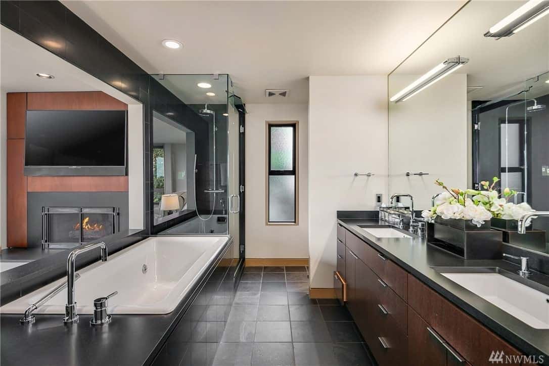 简单的设计,这个华丽的浴室使用很酷的奶油,白色和浅灰色结合深色硬木地板的惊人的简单而别致的完成。