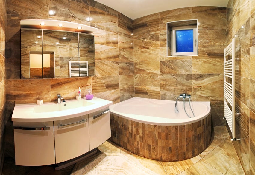 主浴室设有令人惊叹的瓷砖墙壁和地板。它还提供了一个角落浴缸和一个浮动洗手池。