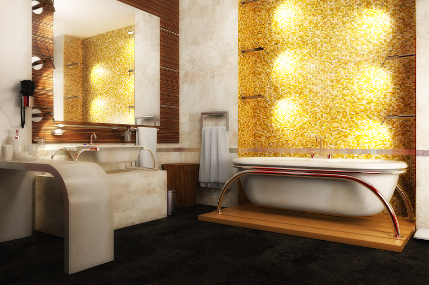 主浴室设有一个独立的浴缸，在一个独特的底座上，有彩色的马赛克瓷砖后挡板。该空间还包括一个带有容器水槽的当代梳妆台和坚实的黑色地板。
