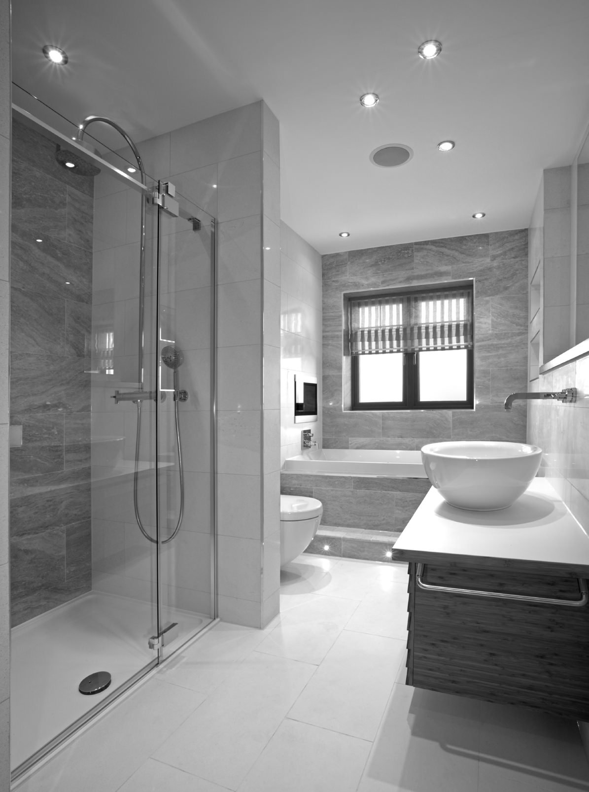 这个浴室有一个令人印象深刻的淋浴，一个圆形的脸盆，和一个靠窗的浴缸-你还想要什么?
