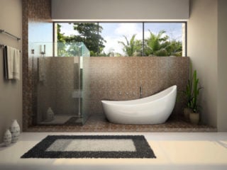 现代主浴室设有步入式淋浴，带有马赛克瓷砖上的独立拖鞋浴缸。