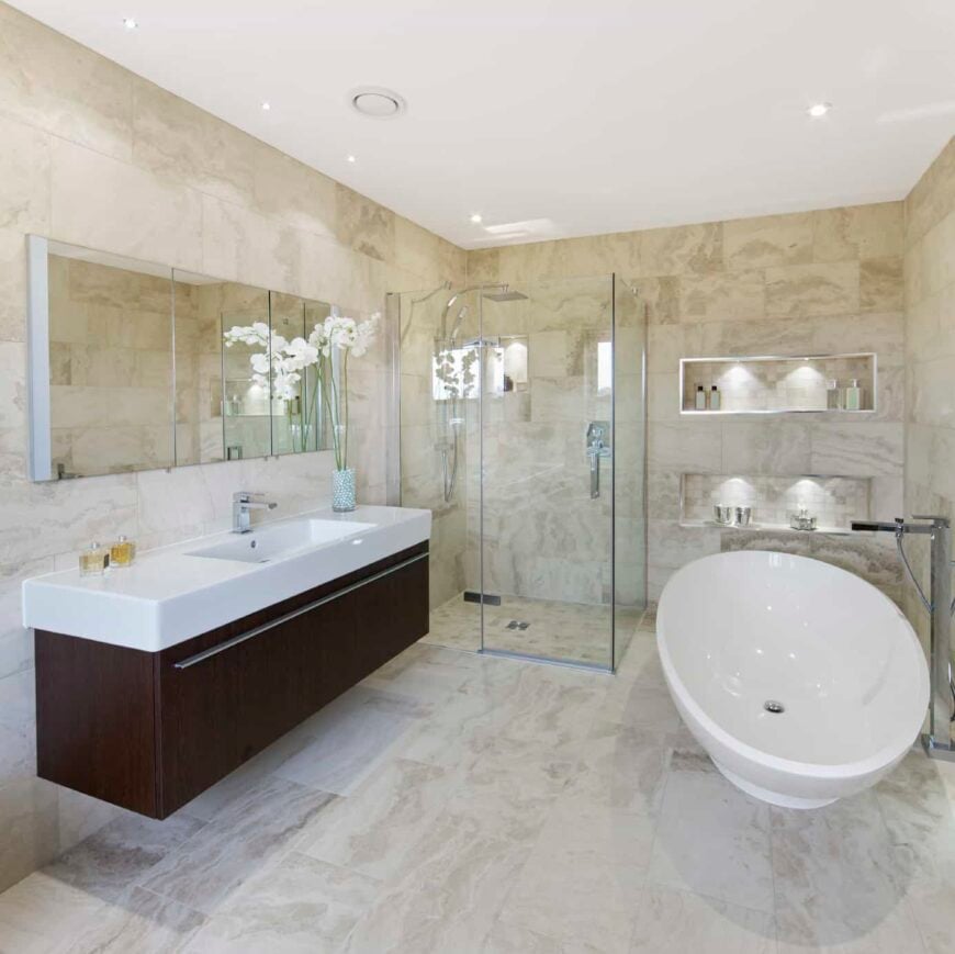 主浴室被时尚的瓷砖墙壁和地板包围。它还提供一个独立浴缸和一个步入式淋浴间，以及一个浮动洗手池。