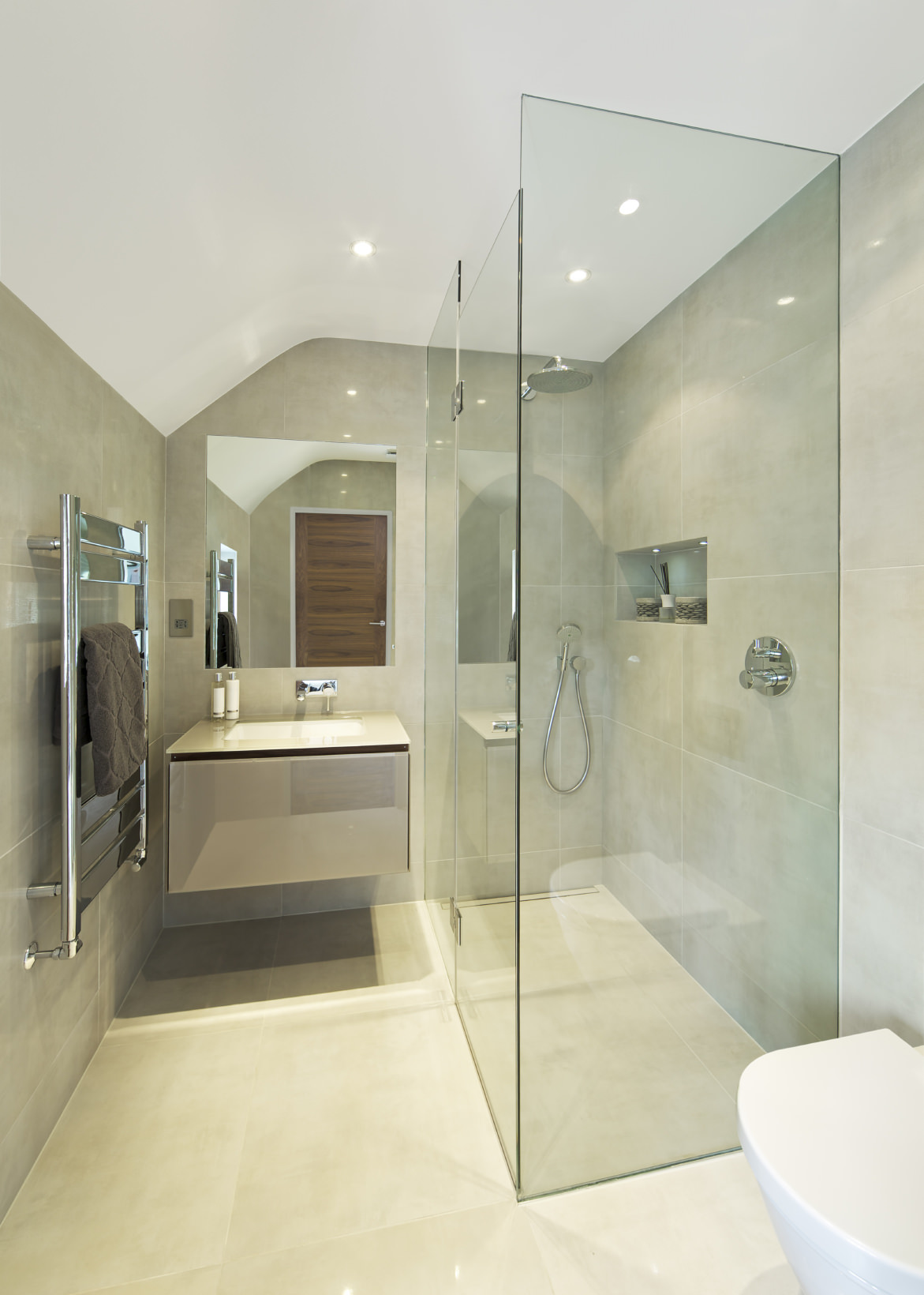 无框架的镜子,无框淋浴房浴室看起来比实际更宽敞。加入中性的瓷砖和你有一个时髦的,新鲜的浴室。