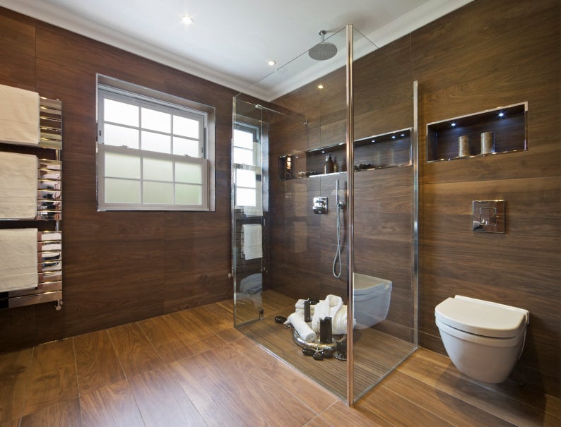 带硬木地板和墙壁的主浴室，以及一间步入式淋浴房。