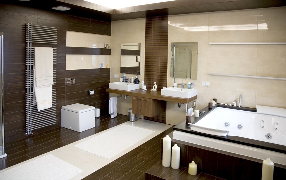 大型主浴室设有一个电动毛巾架和一个有许多喷嘴的浸泡浴缸，并巧妙地放置蜡烛以营造气氛。这个空间的设计采用了木地板和墙壁，但在漂浮的梳妆台上的两个水槽下面也有一块瓷砖地板。