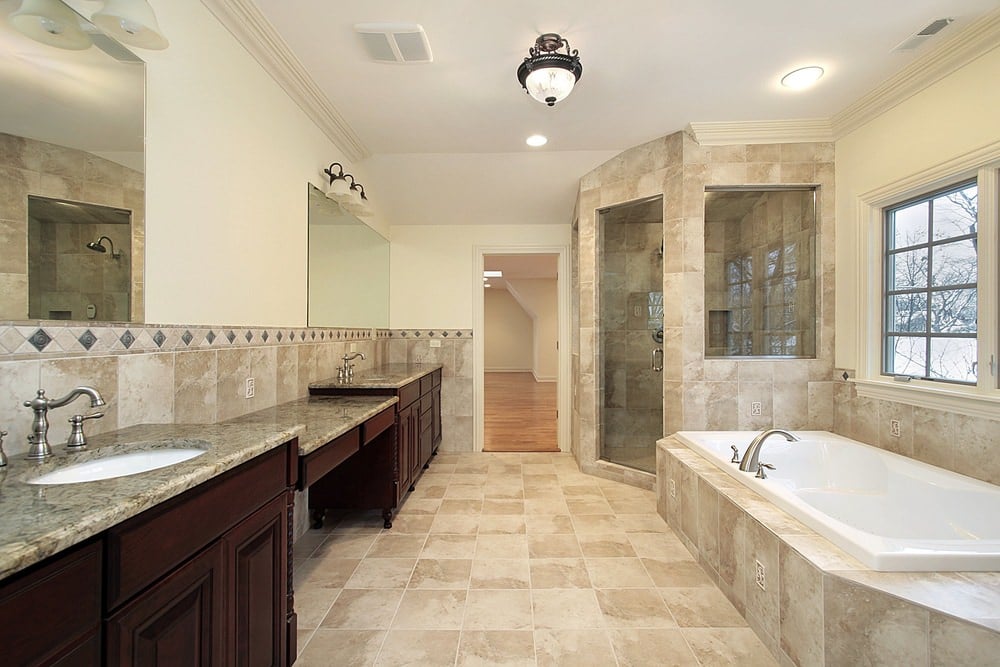 大型主浴室，配有令人惊叹的角落淋浴和靠近窗户的大浴缸。这些漂亮的瓷砖看起来非常可爱。