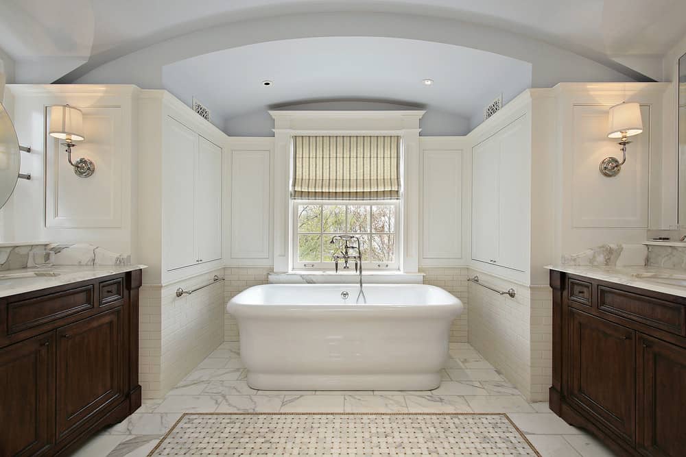 主浴室设有一个独立的浴缸，设置在窗户前大理石地板上的拱形凹室中。该空间还包括带有深色木橱柜的双梳妆台、壁挂式灯具和嵌入式照明。