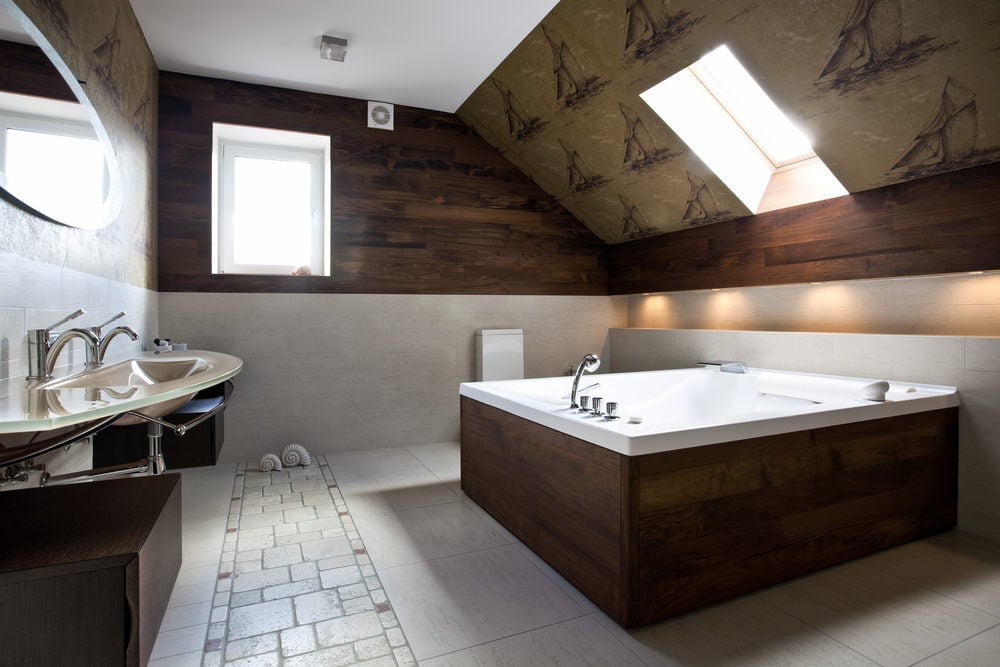 一个大的主浴室，有一个令人惊叹的浴缸，由一个非常吸引人的天花板上的天窗照明。