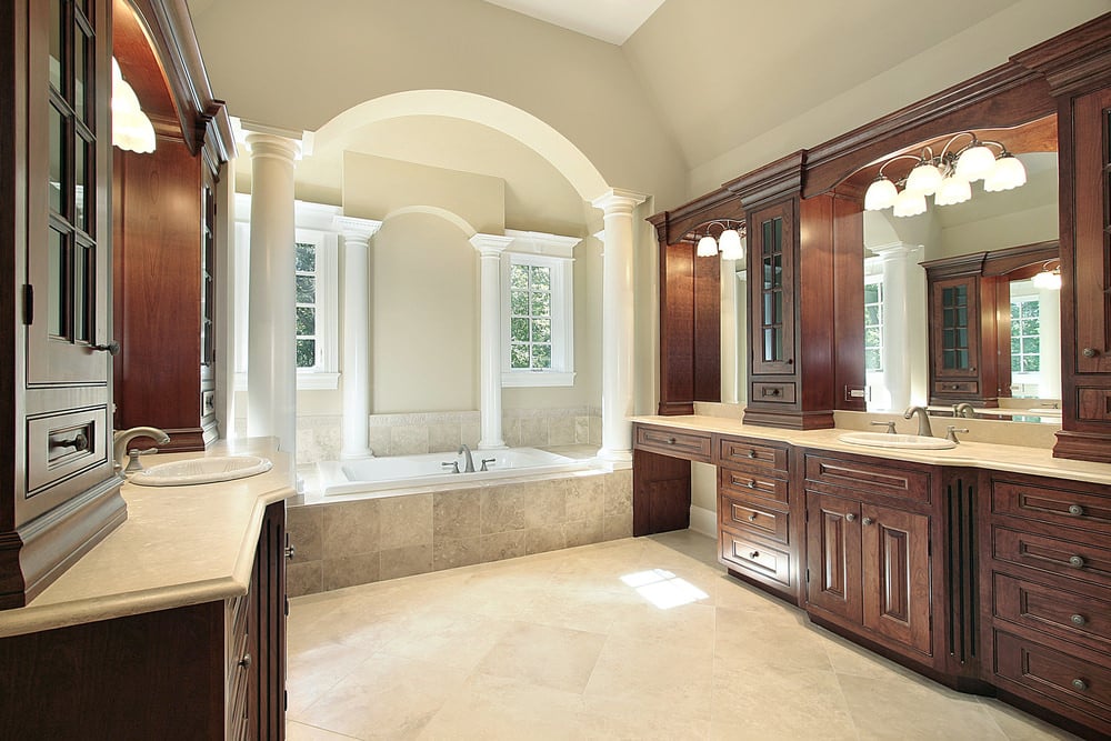 传统风格的主浴室，设有落地式浴缸，任务照明和双底座水槽。
