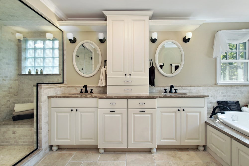 大理石顶部的梳妆台设有两个带镜子的水槽，壁挂式灯和橱柜，提供大量的存储空间。该空间还包括瓷砖地板、一间巨大的步入式淋浴间和一间浴缸。