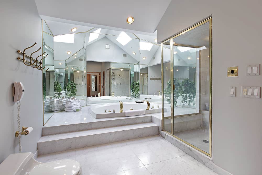 一个豪华的主浴室，带一个令人惊叹的浴缸和步入式淋浴。房间还拥有天窗和凹进式顶灯。
