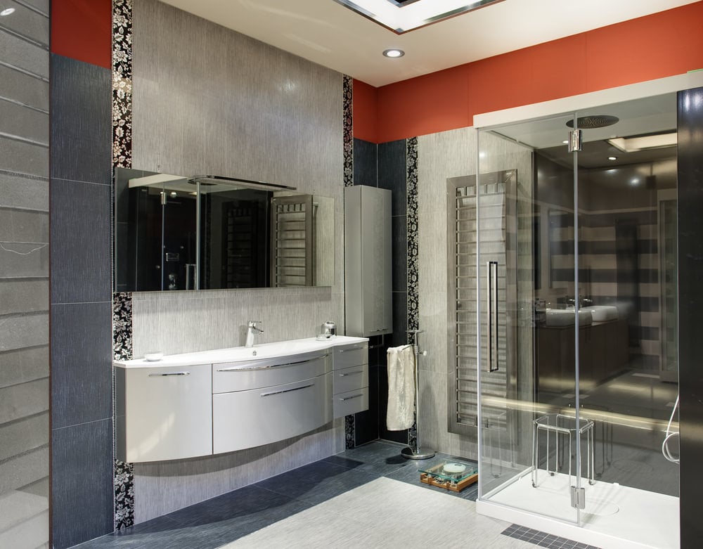 现代主浴室设有浮动洗手池和大型步入式淋浴。时尚的天花板提供了一个天窗
