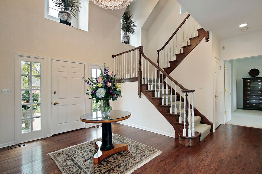 这个家的入口设有硬木地板和一个中心餐桌设置在美丽的地毯。该住宅还设有带有地毯地板的l型楼梯。
