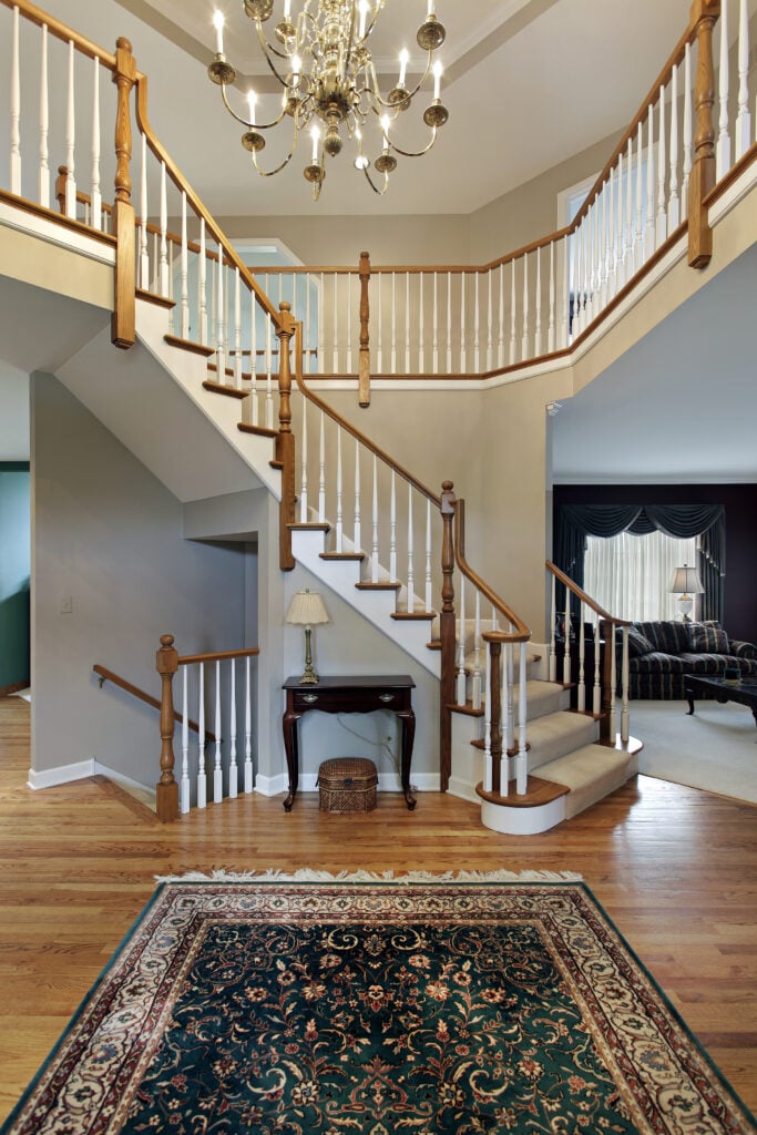 这个家拥有一个惊人的平台，一个优雅的地毯和一个覆盖着白色地毯地板的惊人的楼梯。