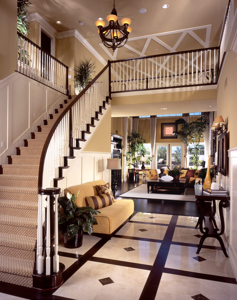 这个优雅的门厅设有时尚和闪闪发光的地板以及一个优雅的沙发。