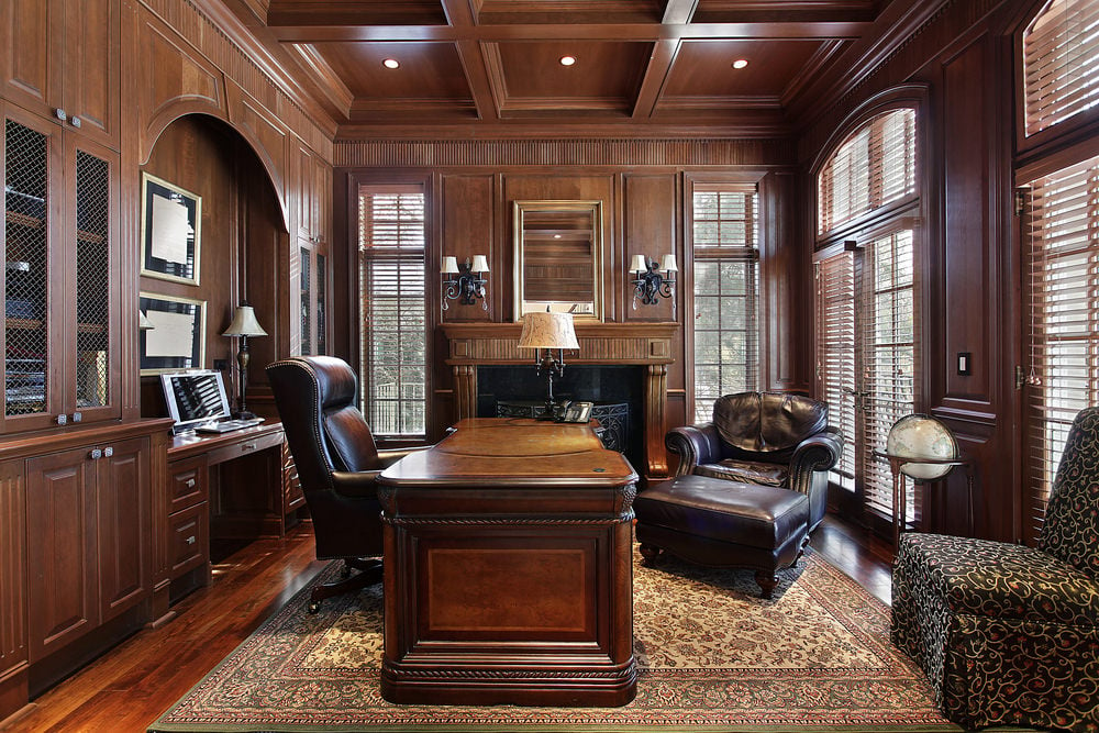 这个家庭办公室的墙壁、格子天花板和硬木地板与优雅的家庭办公桌相匹配，散发着优雅的气息。