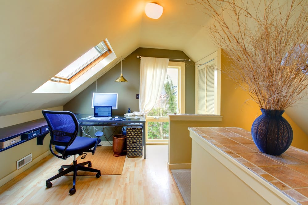这个家庭办公室的特色是一张时髦的桌子。房间设有硬木地板和迷人的窗户。
