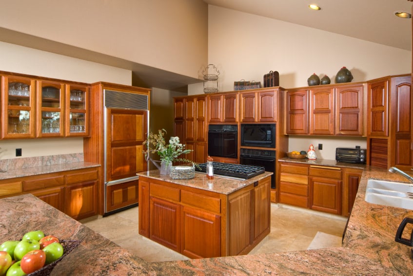 樱桃木装饰的橱柜和厨房柜台使这个厨房看起来很华丽。台面为这个区域增添了档次。