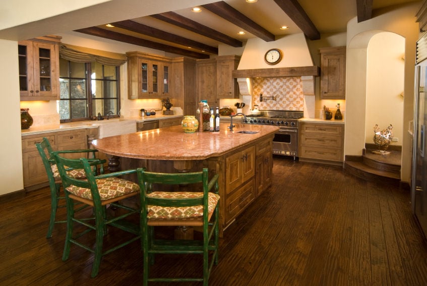 我认为我最喜欢这个房间的整体流动空间。我认为胚珠的厨房是一个很整洁的特性,使它一个空间,你可以做饭,见证一个人做饭,都在一个吃饭。我们有华丽antique-looking木质地板,带你走向定制厨房岛玫瑰颜色的大理石。这是一个可爱的特性相匹配的瓷砖重新启动前的原始不锈钢炉。房间熟练地减轻由奶油颜色的台面,随着象牙墙壁。象牙与暴露硬木梁天花板看起来特别漂亮。梁之间的微妙的锅灯使这个房间的整洁不在一个层次上。我特别喜欢的颜色流行来自那些黄绿色的厨房凳子!