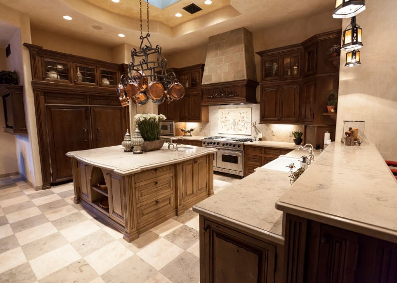 这个厨房以格子地板为特色，光滑的大理石柜台遍布厨房，优雅的嵌壁式和吊灯。