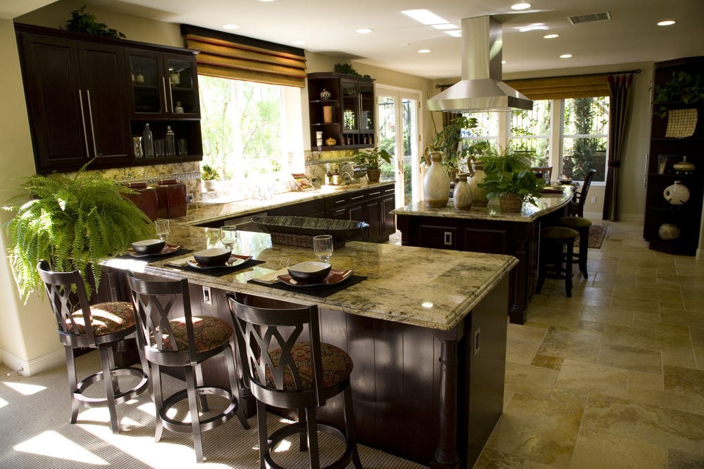这间厨房拥有浓缩咖啡的细节和瓷砖地板。大理石台面和后挡板铺满了整个厨房。