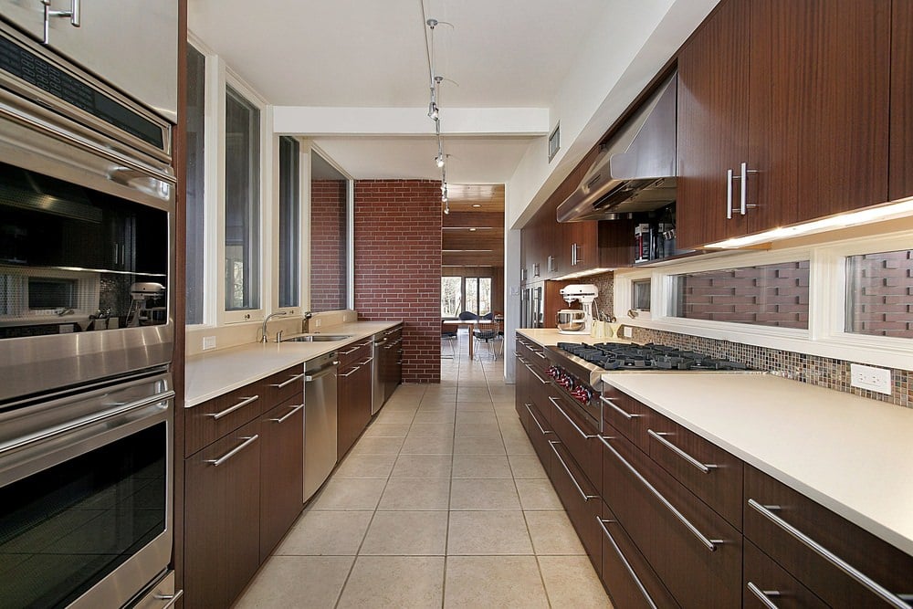 厨房里有棕色的厨房柜台和橱柜。光滑的台面看起来也很漂亮。