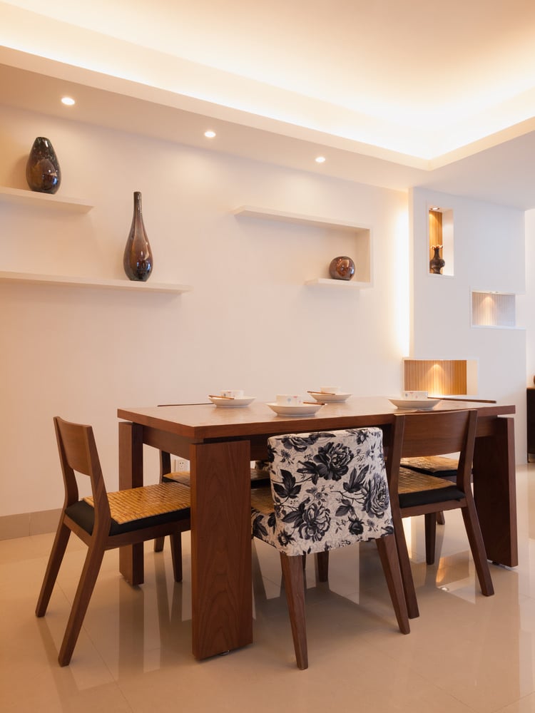 一个优雅的餐厅6-seater餐桌。房间功能白色瓷砖地板和可爱的顶灯。