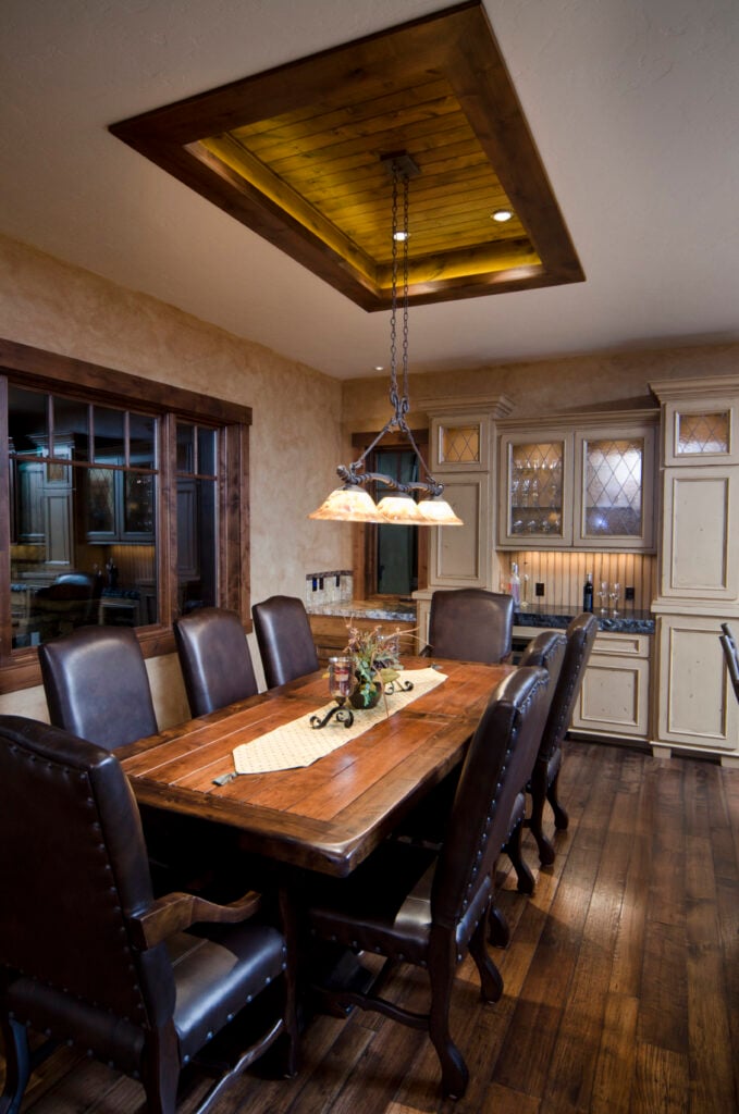 餐厅设有餐桌和椅子设置在硬木地板。吊灯悬挂在托盘天花板上。