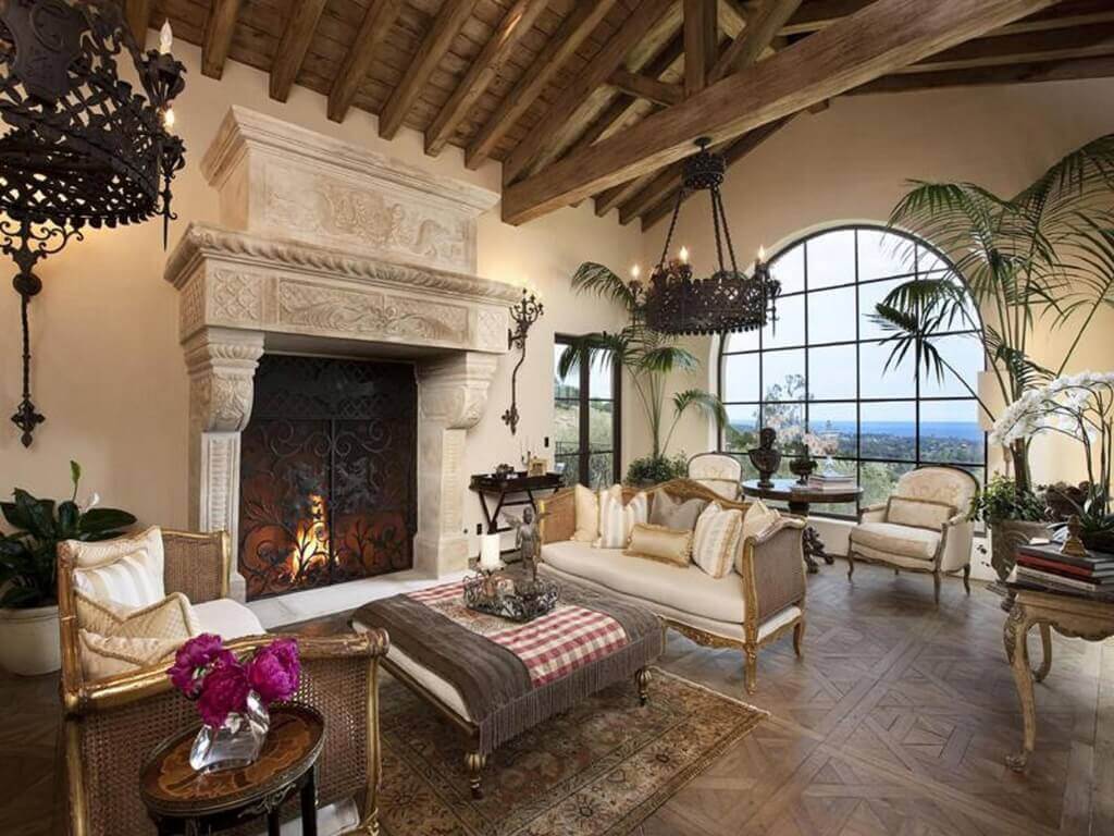 正式的客厅设有一个巨大的壁炉，硬木图案地板，大落地窗和华丽的家具。木制拱形天花板包括质朴的裸露横梁，与古典家具形成对比。