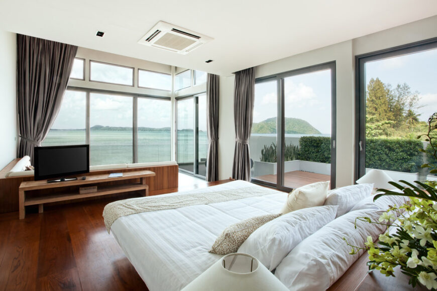 主卧室有一张漂亮的床，前面有一台电视。l型沙发正对着玻璃墙，可以俯瞰周围的美景。