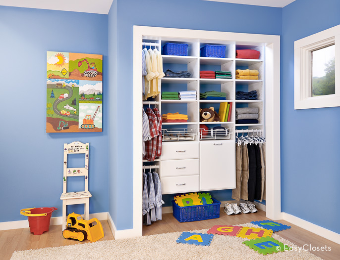小卧室衣柜为孩子配备白色橱柜。