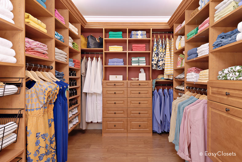这间卧室衣柜拥有配套的胡桃木成品橱柜和硬木地板。