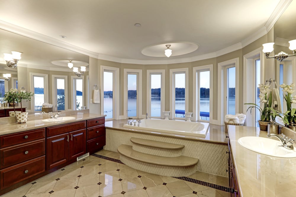 主浴室设有优雅的瓷砖地板和美丽的天花板，以及靠近窗户的浴缸。