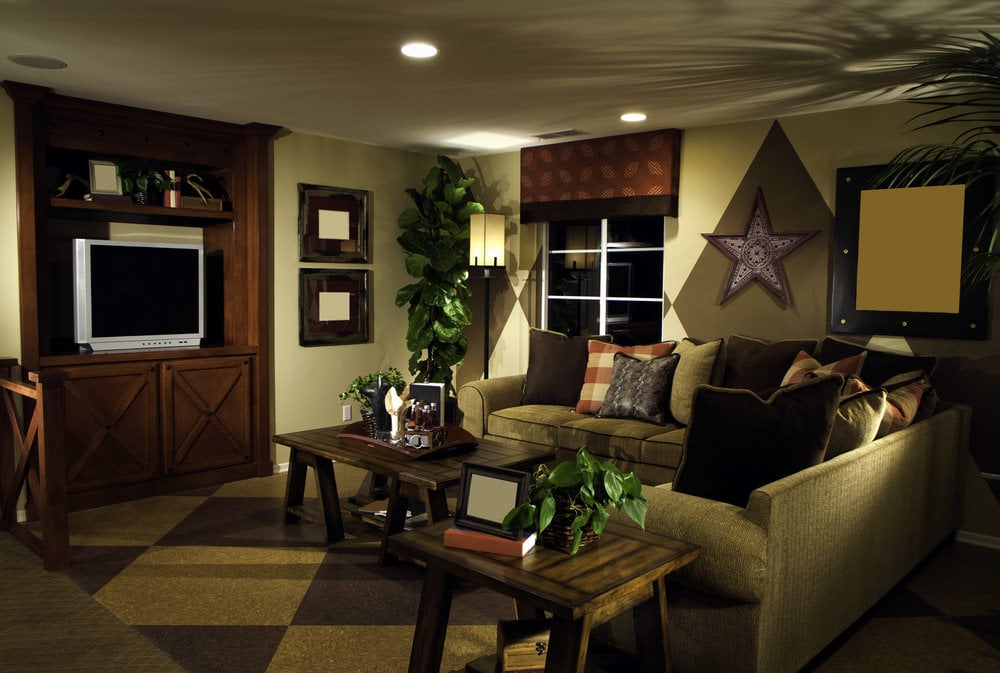 绿色客厅配有时尚的地板和绿色的l型沙发。