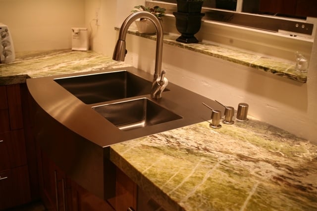 冲洗安装厨房水槽图像