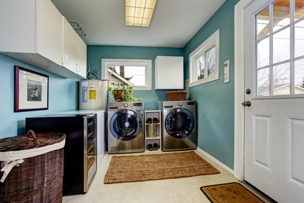 高效不锈钢洗衣机和干衣机共享空间在寄存室热水器,冰箱冰箱和啤酒