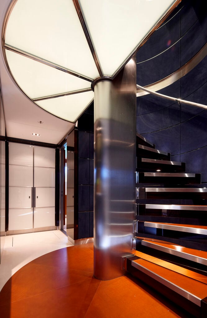 现代家具有惊人的旋转楼梯带有橙色阴影。