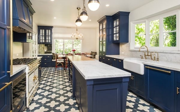 蓝色的厨房彩色图像