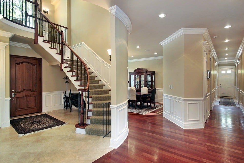 弧形楼梯以地毯地板为特色，由壁灯照明。