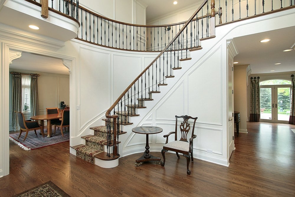弧形楼梯，有优雅的栏杆和迷人的地毯地板。
