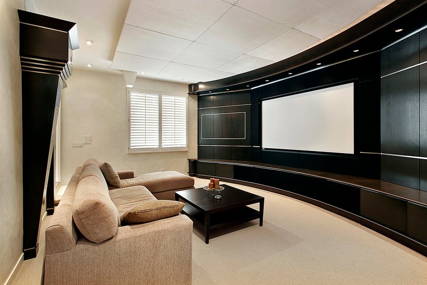 这个家庭影院的特点是黑色和白色的阴影，额外的优雅和米黄色的地毯地板，使房间看起来更有档次。