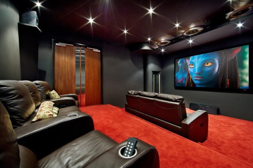 嵌入式灯光、真皮沙发、宽屏液晶显示器和铺着地毯的地板使这个媒体室成为一个外观优雅的迷你电影院。