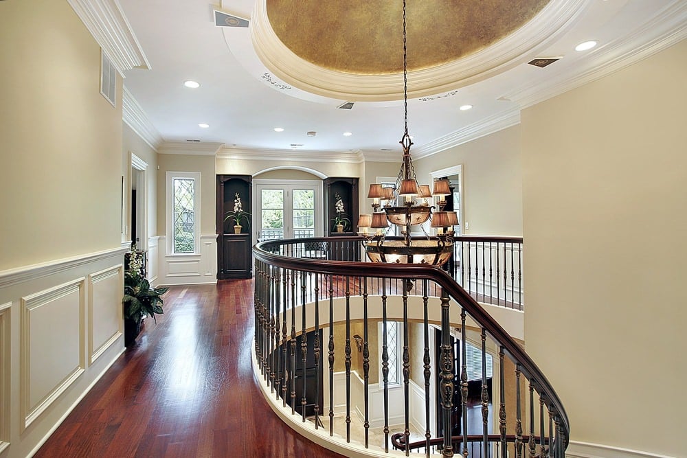 该住宅提供优雅的二楼平台。楼梯由一盏漂亮的枝形吊灯照亮，通往二楼铺有硬木地板的走廊。