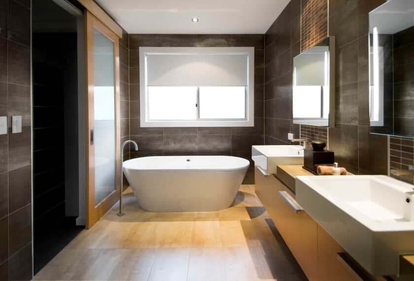 主浴室设有棕色瓷砖墙壁和硬木地板。有一个独立的浴缸和几个大的船水槽。