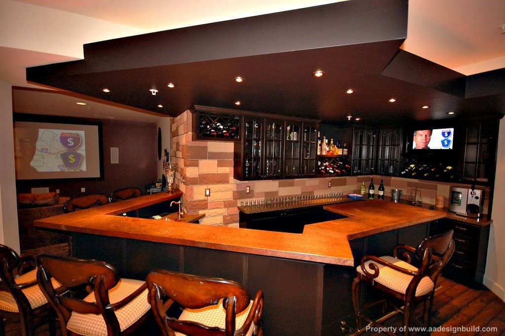 大酒吧，时尚的柜台和优雅的吧台凳设置在硬木地板上，由凹进式天花板灯照明。