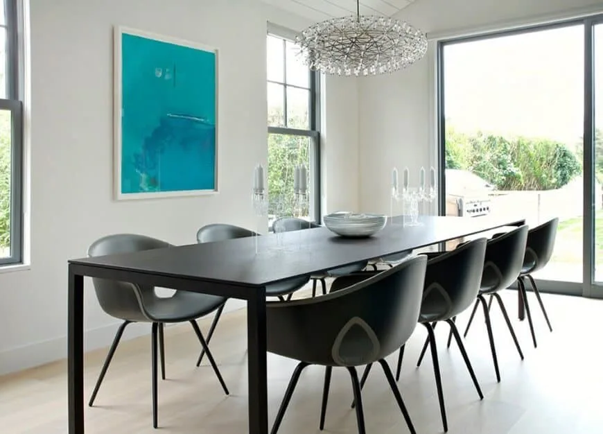 近距离观察优雅的黑色长方形的餐桌为八点燃的一个有吸引力的天花板照明。