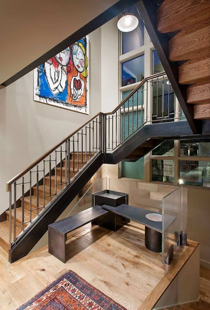 中等大小的楼梯，考虑到空间，设有钢制扶手和木制台阶。