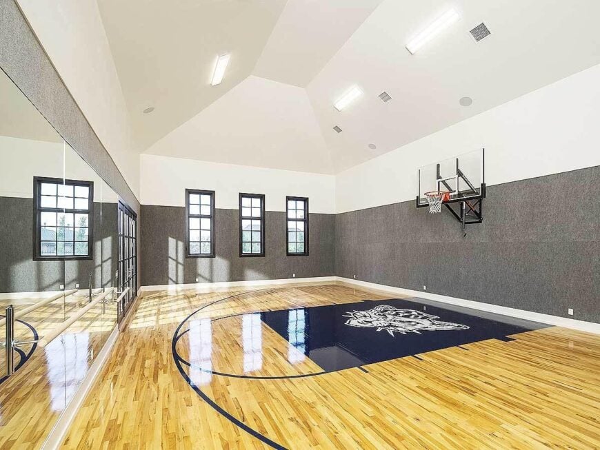 大厦内的室内篮球场