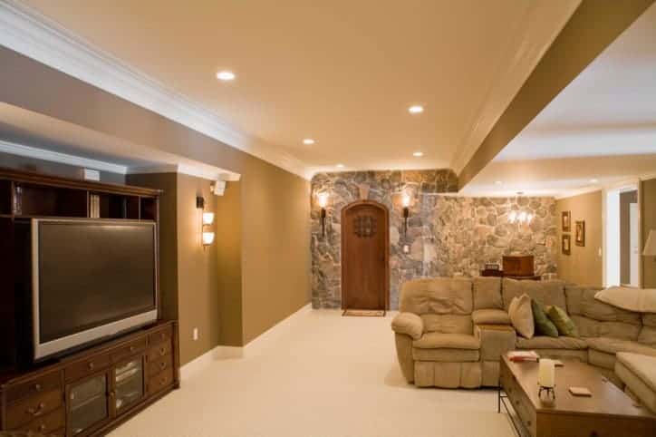 这个家有一个男人洞，拥有一个舒适的沙发，周围是棕色的墙壁和令人惊叹的天花板。