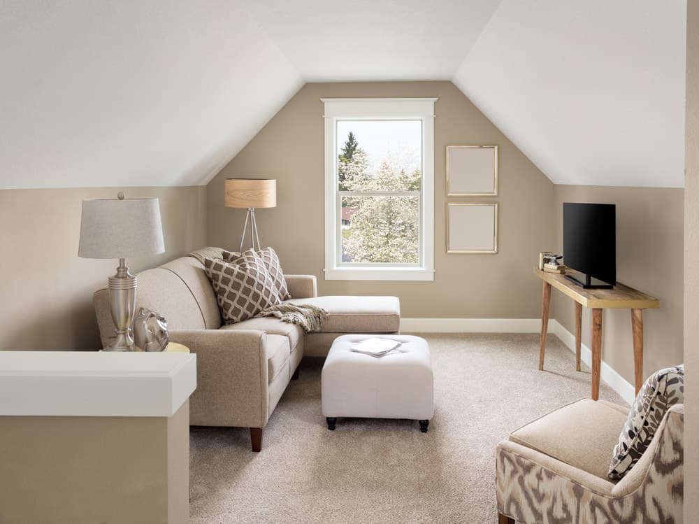 小客厅，米黄色的墙壁和地毯地板，以及舒适和优雅的座椅。